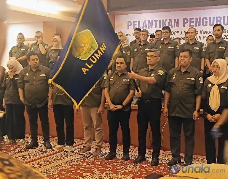 Ketua Umum DPP IKBA UBH, Mardiansyah kibarkan bendera alumni disaksikan para pengurus yang baru dilantik, Sabtu (19/9/2026). (dok: arunala.com)