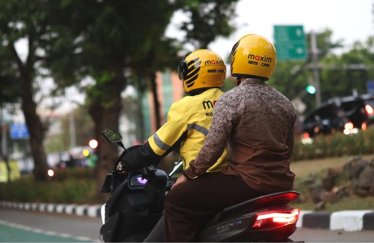 Pengemudi ojek online dari Mazim sedang membawa penumpang. IST