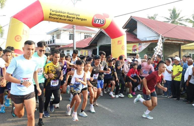 Wali Kota Yota Balad saat melepas para pelari yang ikut iven Nan Caredek Marathon 10K Chapter 2 yang berlangsung di Desa Balai Naras, Kecamatan Pariaman Utara, Kota Pariaman, Minggu (30/8/2026). IST