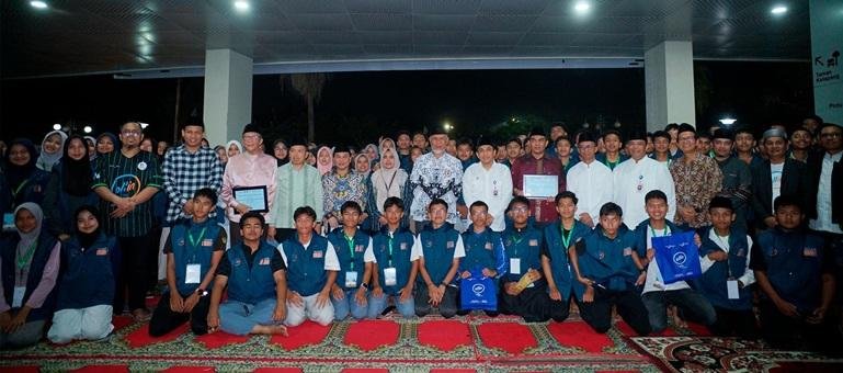 Gubernur Sumatera Barat Mahyeldi Ansharullah dan direksi Bank Nagari bersama peserta Nagari Mabit Camp. IST