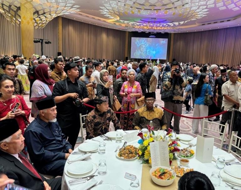 Gubernur Sumbar, Mahyeldi bersama pada undangan lainnya saat menghadiri perayaan National Day Malaysia 2026 di Kedubes Malaysia, Selasa malam (15/9/2026). IST