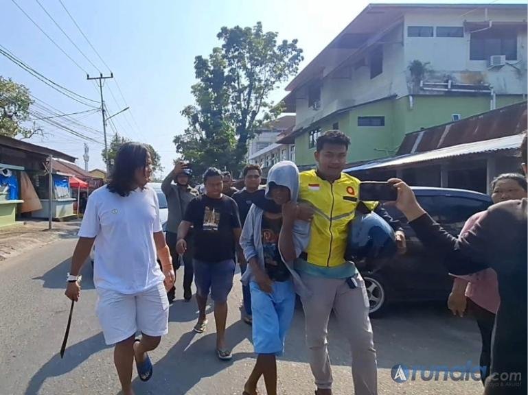 Anggota Tim Klewang Polresta Padang saat mengiring pemuda yang ngamuk pakai senjata tajam ke Mapolresta Padang, Jumat sore (4/9/2026). (dok: arunala.com)