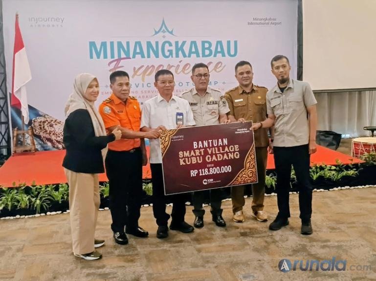 Pihak  InJourney Airports BIM serahkan bantuan kepada Desa Wisata Kubu Gadang, Padangpanjang disela kegaiatan pelatihan kepada Pokdarwis, di Padang, Senin (1/9/2026). (dok: arunala.com)