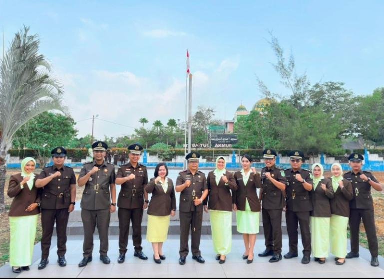 Kajari Bintan Rusmin, S.H., M.H., bersama Ketua IAD daerah Bintan, Ny. Iza Rusmin, beserta seluruh jajaran saat ziarah ke TMP Dwi Kora, Tanjung Uban, Selasa (1/9/2026). IST