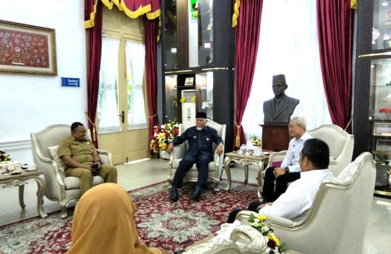 Gubernur Mahyeldi saat menerima kunjungan Direktur Idensos Densus 88 AT, Irjen Pol Arif Makhfudiharto dan Direktur Yayasan Prasasti Perdamaian (YPP), Khariroh Maknunah di Istana Gubernuran , Senin (14/9/2026). IST