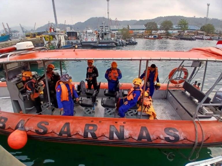 Personel dari Polda Lampung Bersama tim dari Basarnas, Rabu pagi (9/9/2026), menggunakan kapal patrol cari lima jurnalis dan tiga kru kapal yang hilang kontak yang ini mendokumentasikan aktivitas erupsi Gunung Anak Krakatau. IST