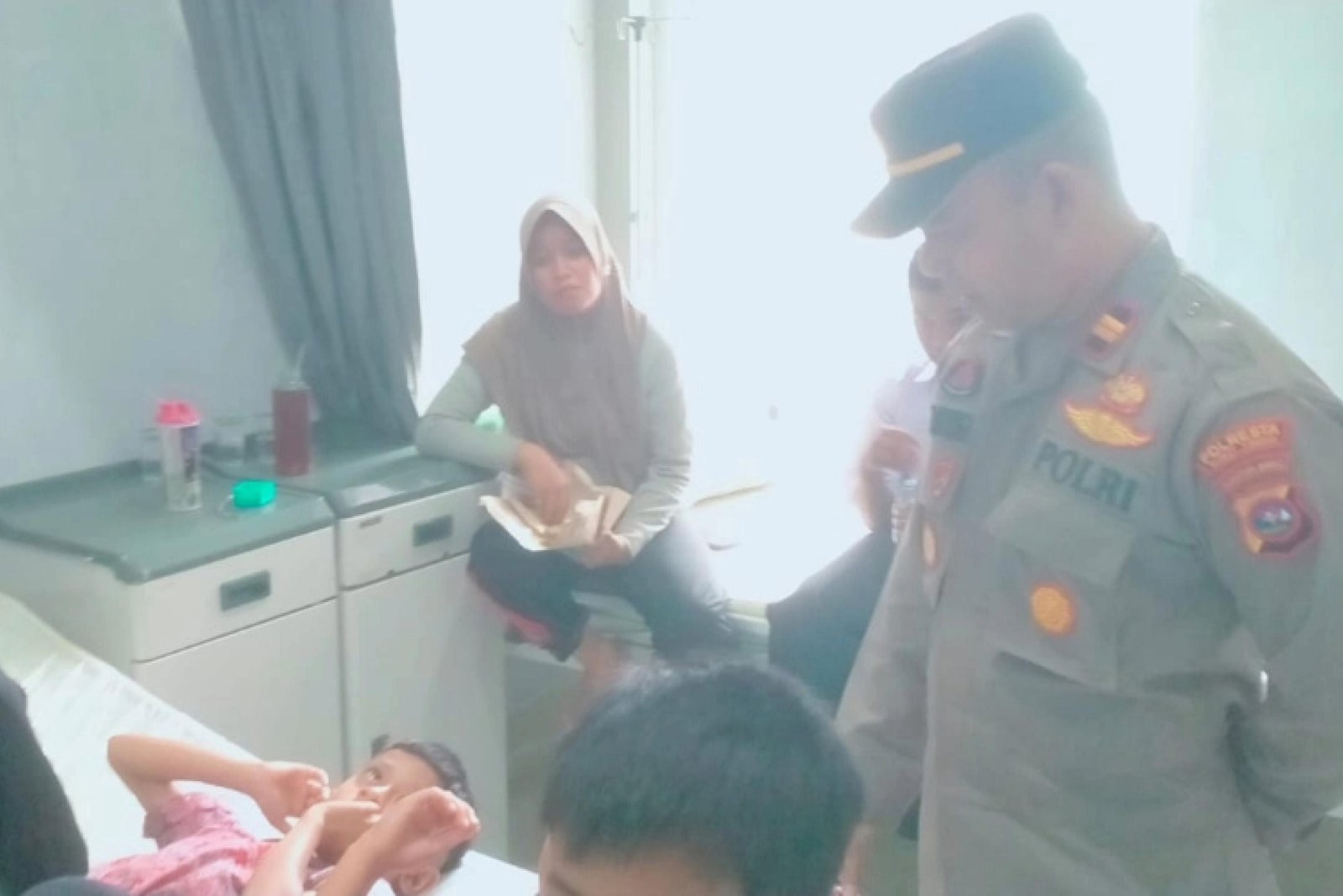Kapolsek Palupuh, Iptu M Raufuddin Silitonga cek kondisi korban dugaan keracunan makanan di Puskesmas setempat, Rabu (2/9/2026). IST