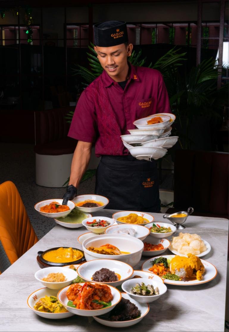 Berbagai variasi menu kuliner sedang disajikan oleh staf Gadang Barubah. IST