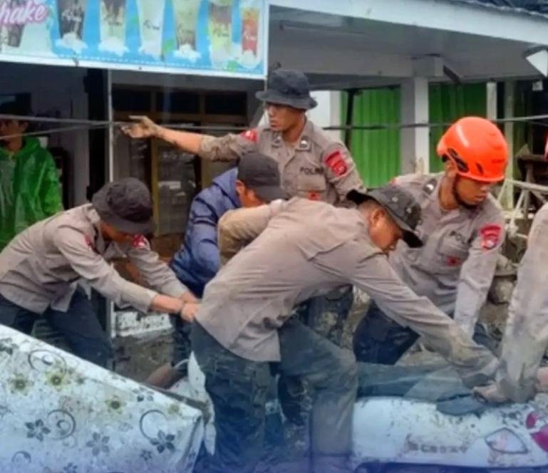 Anggota Sat Brimob Sumbar ikut percepatan pembersihan kawasan  Arosuka, Kabupaten Solok, Selasa (22/9/2026). IST