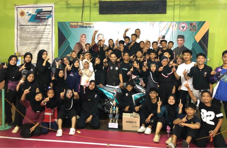 Para pesilat dari Sakato Semen Padang merayakan kemenangannya menjadi juara umum dalam ajang Padang Pencak Silat Open 2026, Sabtu (5/9/2026). IST