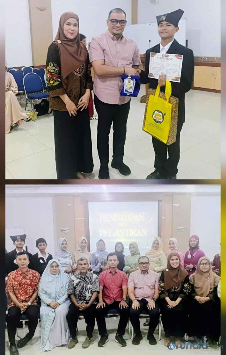Kepala Dinas DP3AP2KB Kota Padang, Boby Firman didampingi Ketua PKM Poltekkes Kemenkes Padang Dewi Susanti souvenir kepada Gilang Setia Pratama yang menjadi ketua Forum GenRe Kecamatan Lubuk Begalung, Minggu (20/9/2026). (dok: arunala.com)
