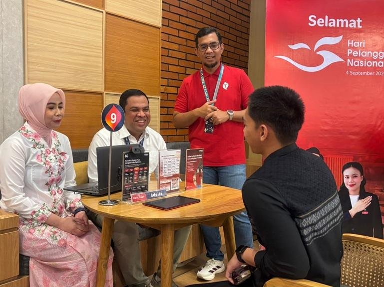 Management Telkomsel menyapa dan berdialog langsung dengan pelanggan yang melakukan kunjungan di GraPARI. IST