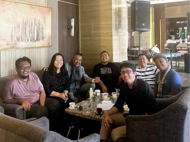 Pendiri Sumatera and Beyond, Ridwan Tulus saat bersama CEO PT Alko Sumatera Internasional, Suryono. IST