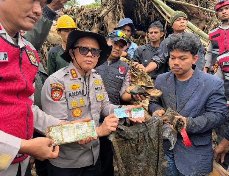 Dirsamapta Polda Sumbar, AKBP Andre Anas, bersama anggota lainnya menemukan barang-barang salah korban hilang saat banjir bandang melanda Arosuka, Kabupaten Solok, Kamis (24/9/2026). IST