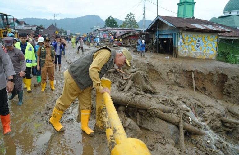 Gubernur Mahyeldi saat meninjau lokasi terdampak banjir bandang di Arosuka, Kabupaten Solok, Selasa (22/9/2026). IST
