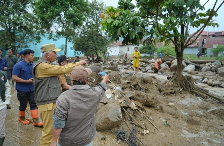 Gubernur Mahyeldi saat meninjau langsung lokasi yang terdampak banjir bandang di Arosuka, Kabupaten Solok, Selasa (22/9/2026). IST