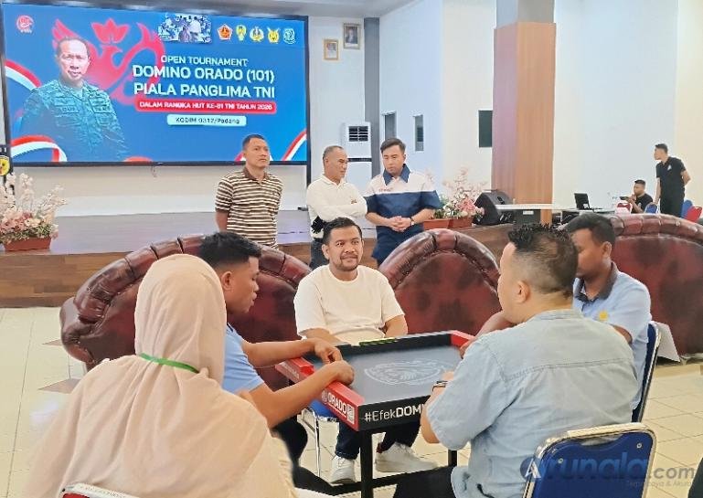 Dandim 0312 Padang, Letkol Inf Faiq Fahmi bersama Ketua Pengcab ORADO Kota Padang M Fautiaz Fauzi saksikan para pemain yang sedang ikuti turnamen domino yang diadakan Minggu (27/9/2026). (dok: arunala.com)