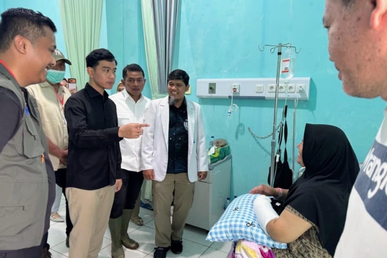Wapres Gibran didamping Wagub Sumbar Vasko Ruseimy saat jenguk pasien korban banjir bandang di RSUD Arosuka, Jumat (25/9/2026). IST