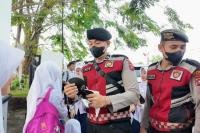 Antisipasi Terpapar Kabut Asap, Polresta Padang Bagikan Masker Pada Siswa dan Masyarakat
