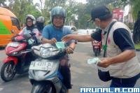 Cegah Risiko ISPA, BPBD Padang Bagikan 13 Ribu Masker