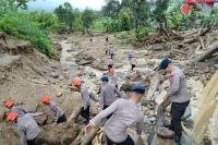 Dit Samapta dan Brimob Polda Sumbar Turun Evakuasi Warga Terdampak Galodo di Kabupaten Solok