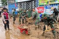 Gerak Cepat, Yonif TP 951/Pandeka Marapi Bantu Warga Terdampak Banjir di Kabupaten Solok
