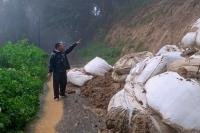 Hujan Guyur Agam, Longsor Tutup Badan Jalan di Kelok 8 Maninjau