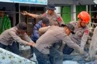 Sat Brimob Polda Sumbar Turun Langsung Bersihkan Material dan Sisir Wilayah Arosuka