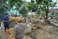 Tinjau Langsung Banjir Bandang Solok, Mahyeldi Fokuskan Penanganan pada Keselamatan Warga dan Percepatan Pemulihan