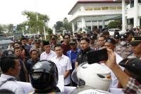 Tuntut Perlindungan Kerja dan Tolak Potongan Aplikasi, Ratusan Buruh Serta Driver Ojek Online Kepung DPRD Sumbar