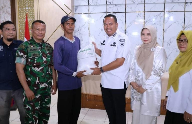 Wali Kota Pariaman Yota Balad serahkan secara simbolis Bantuan Pangan Beras Cadangan Pangan Pemerintah (CPP) kepada warga Kecamatan Pariaman Selatan di Balairung Pendopo Wali Kota Pariaman pada Rabu (26/8/2026). IST