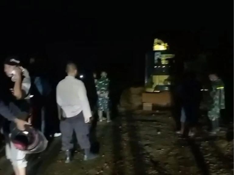 Alat berat dikerahkan Pemprov Sumbar melakukan pembersihan materian longsor yang menutupi jalan penghubung di jalan provinsi penghubung Padang Koto Gadang menuju Koto Alam, Minggu malam (18/10/2026). IST