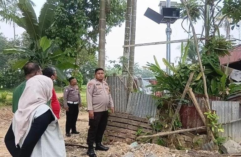 Pihak BPBD Kota Padang, venfor dan kepolisian memeriksa komponen EWS banjir milik BPBD Kota Padang yang hilang Sabtu (17/10/2026) dini hari. IST