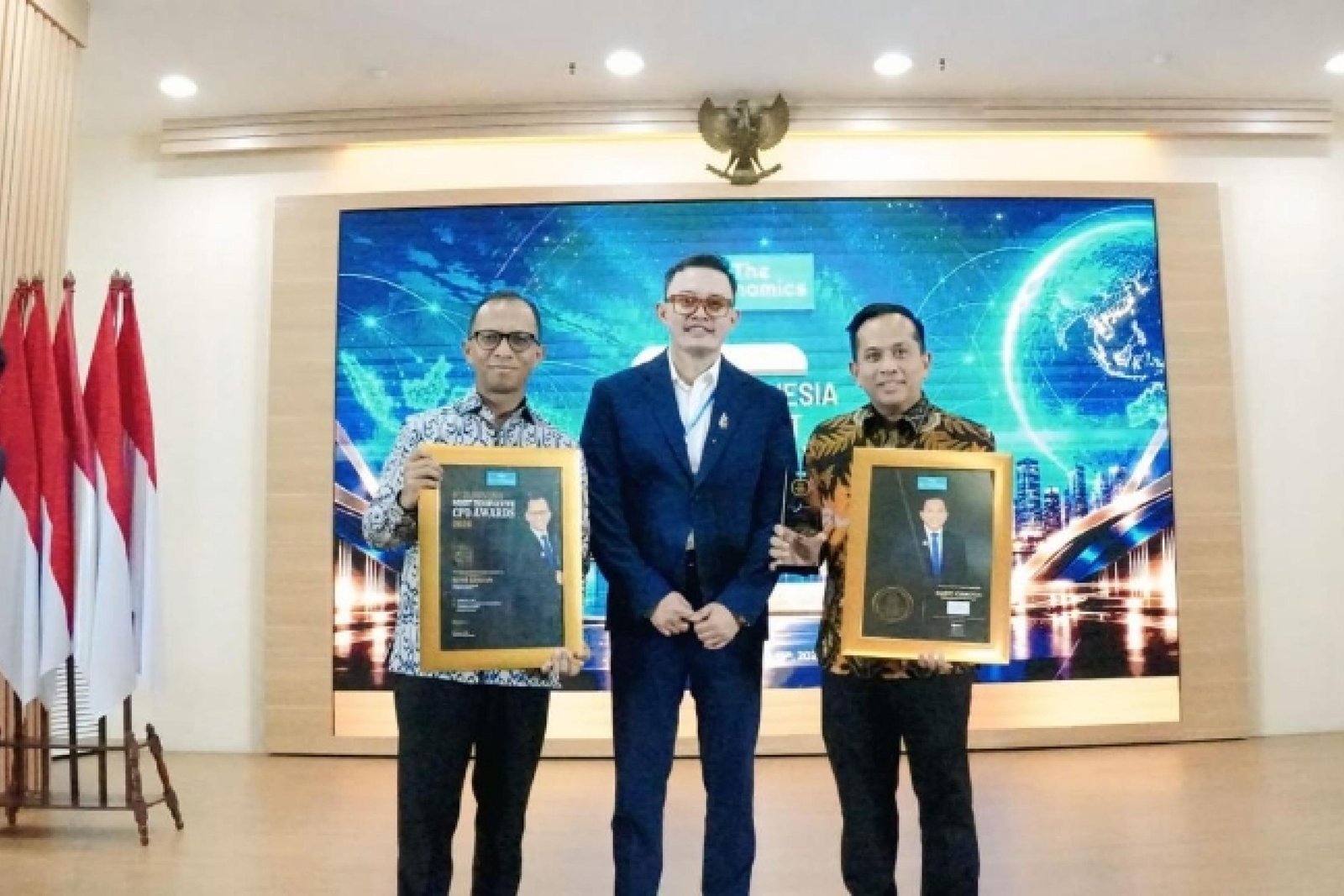 Direktur Utama Bank Nagari, Gusti Candra menerima penghargaan The 50 Most Innovative CEO Awards 2026 dan Direktur Keuangan Bank Nagari, Roni Edrian, meraih penghargaan 4th Indonesia Most Innovative CFO Awards 2026. IST