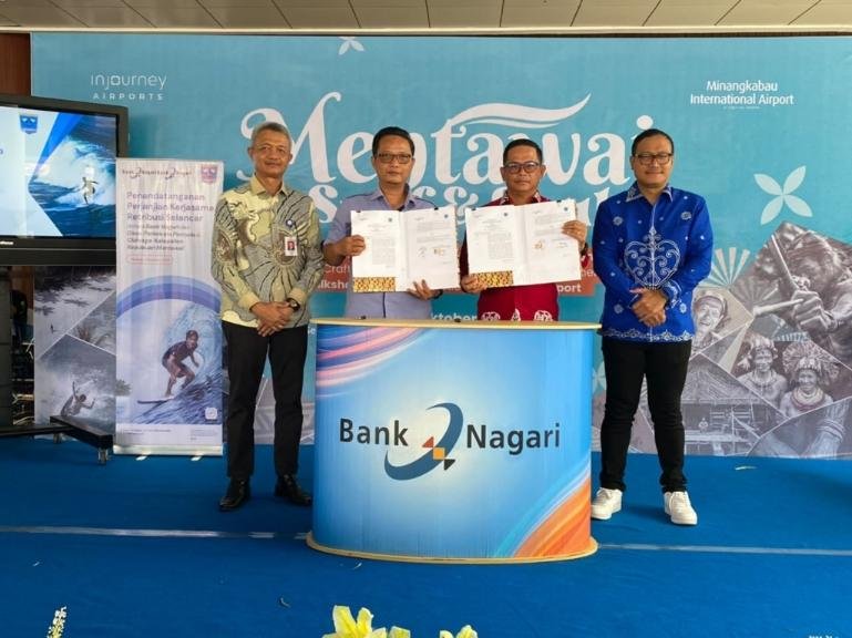 Penandatanganan Perjanjian Kerja Sama (PKS) pembayaran retribusi selancar secara host to host antara Bank Nagari dan Dinas Pariwisata, Pemuda dan Olahraga Kabupaten Kepulauan Mentawai di Selasar Kedatangan Bandara Internasional Minangkabau (BIM), Rabu (14/10/2026). IST