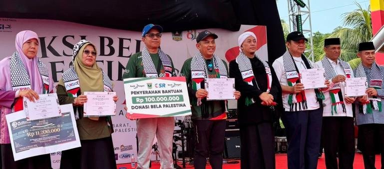Direktur Utama Bank Nagari, Gusti Candra, S.P., M.M., CRM bersama artis Opick dan jajaran instansi vertikal saat Konser Amal Aksi Bela Palestina di Halaman Kantor Gubernur Sumbar, Minggu (4/10/2026). IST