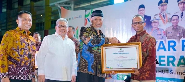 Direktur Keuangan Bank Nagari Roni Edrian menerima penghargaan dari Gubernur Sumbar Mahyeldi Ansharullah, Sabtu (3/10/2026). IST