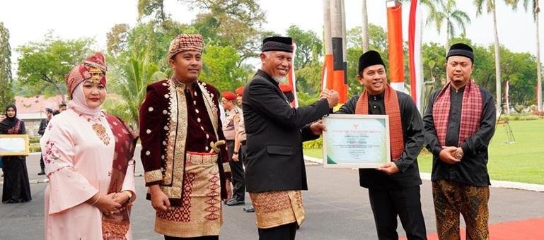 Direktur Utama Bank Nagari, Gusti Candra menerima penghargaan BUMD Peduli Lingkungan dari Gubernur Sumbar Mahyeldi Ansharullah didampingi Wakil Gubernur Vasko Ruseimy usai Upacara Peringatan Hari Jadi ke-81 Provinsi Sumatera Barat di Istana Gubernur Sumatera Barat pada Kamis (1/10/2026). IST