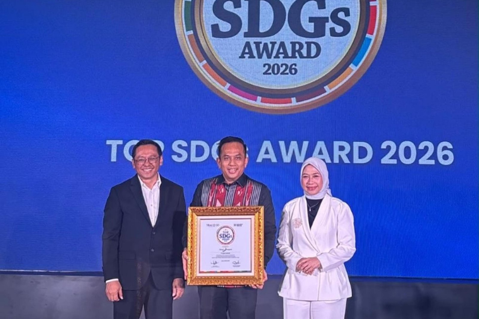 Direktur Utama Bank Nagari, Gusti Candra bersama CEO TRAS N CO Indonesia, Tri Raharjo dan CEO INFOBRAND.ID, Susilowati Ningsih saat menerima penghargaan TOP SDGs Award di Jakarta, Selasa (13/10/2026). IST