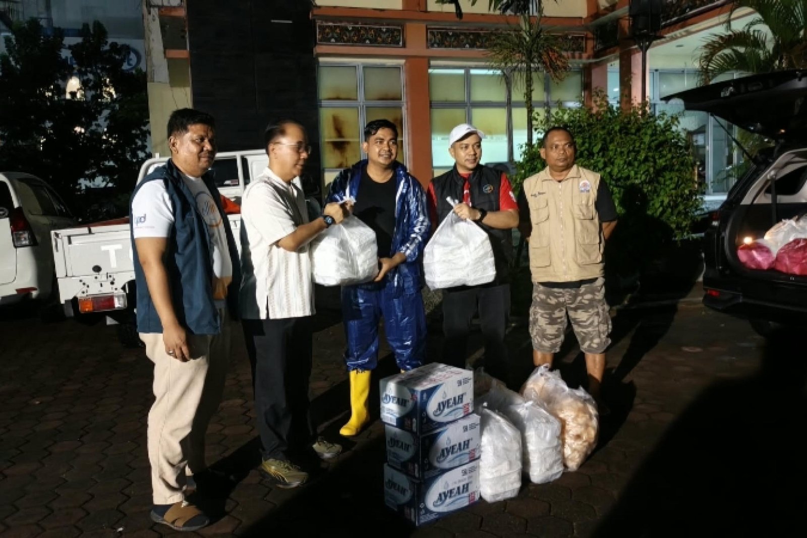 Bank Nagari Salurkan 400 Paket Makanan untuk Warga Terdampak Banjir di Koto Tangah dan Kuranji