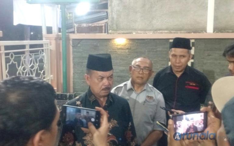 Fauzi Bahar saat berikan klarifikasi kepada wartawan soal lahan yang dituding Walhi Sumbar menyelahi aturan lingkungan, Rabu malam (14/10/2026). (dok: arunala.com)
