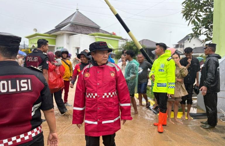Waka Polda Sumbar, Brigjen Pol Solihin turun langsung ke lokasi banjir di perumahan Lumin Park, Sabtu sore (10/10/2026). IST