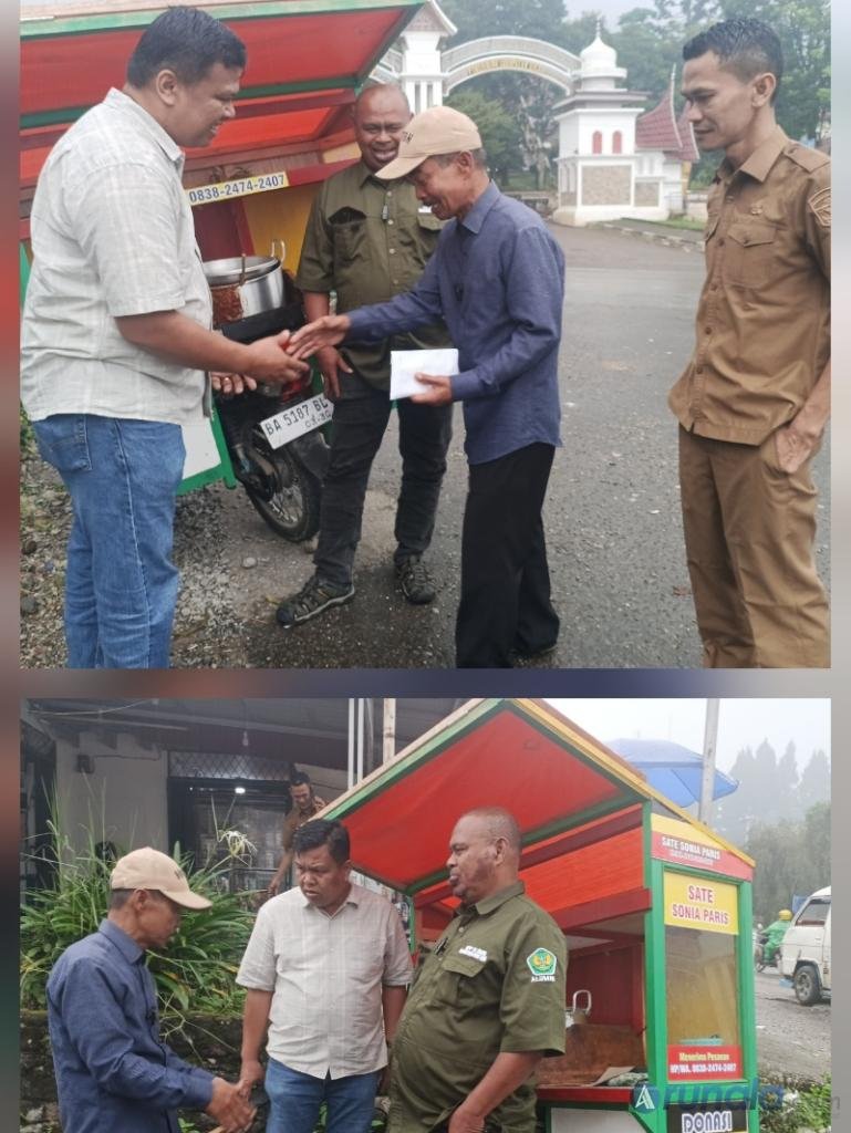 Bendahara Umum DPP IKBA UBH, Sonny Afandi bersama Ketua Bidang Sosial DPP IKBA UBH, Henddy Luthan saat  bantuan kepada penjual sate Buyung Azni di Arosuka, Kabupaten Solok, Selasa (20/10/2026). (dok: arunala.com)