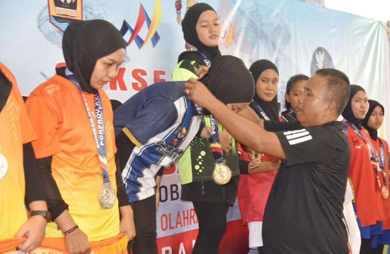 Wakil Wali Kota Pariaman, Mulyadi kalungkan medali emas kepada atlet Teqball dari kota tersebut yang berhasil merebut medali emas Porprov Sumbar 2026 dari nomor Ganda Putri di GOR Radjo Bujang, Kota Pariaman, Minggu (11/10/2026). IST