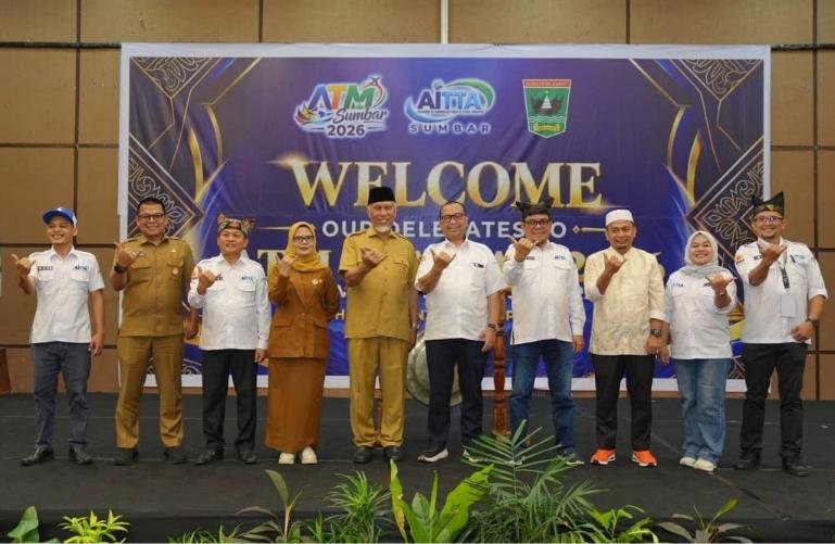 Gubernur Sumbar, Mahyeldi memukul gong tanda dimulaikan kegiatan AITTA Travel Mart West Sumatra 2026 di Padang, Selasa (27/10/2026). IST