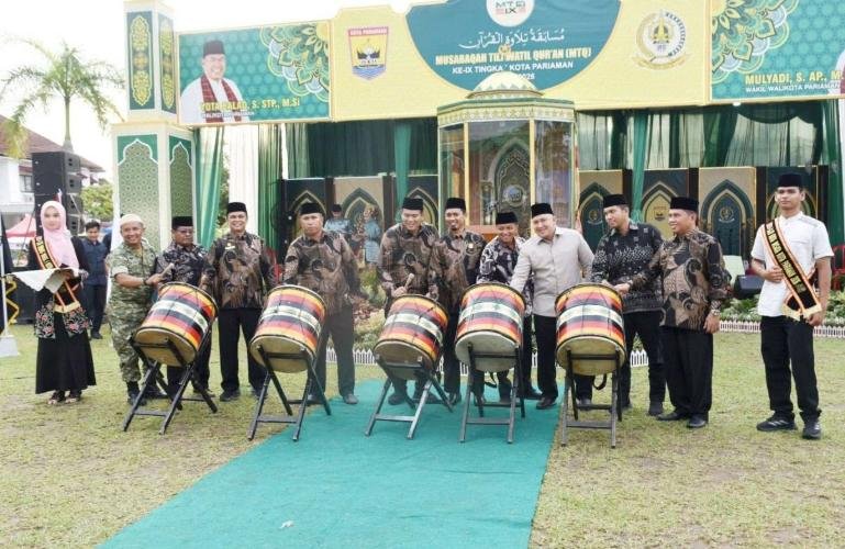 Wali Kota Yota Balad dan yang lain memukul bedug bersamaan tanda pembukaan MTQ) Nasional Tingkat Kota Pariaman ke-IX Tahun 2026, Jumat (30/10/2026) sore. IST