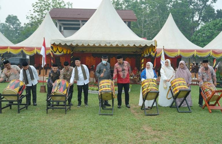 Gubernur Mahyeldi didampingi Bupati Sijunjung Benny Dwifa Yuswir buka secara resmi MTQ 2026 Nasional ke-42 tingkat Kabupaten Sijunjung di Lapangan Sepak Bola Tunas Karya, Tanjung Ampalu, Kecamatan Koto VII, Kabupaten Sijunjung, Kamis (15/10/2026). IST