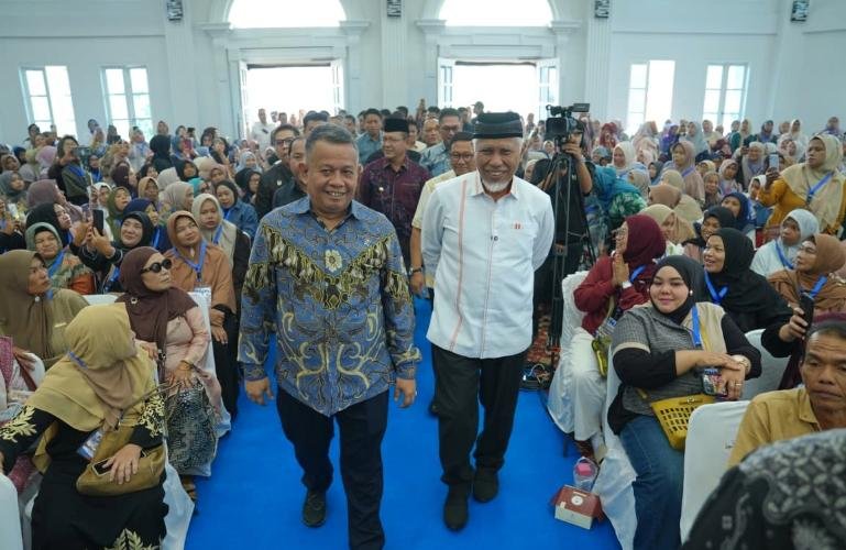 Gubernur Sumbar Mahyeldi damping Wamen UMKM Helvi Yuni Moraza yang berkunjung ke di Bukittinggi, Jumat (9/10/2026). IST