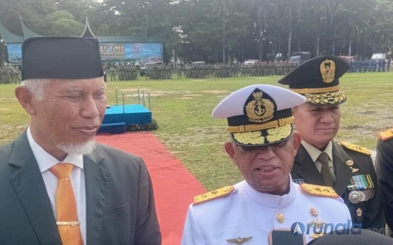 Dankodaeral II, Laksamana Muda TNI Sarimpunan Tanjung bersama Gubernur Sumbar Mahyeldi saat diwawancari wartawan seusai peringatan HUT TNI ke-81 di Lapangan Imam Bonjol Padang, Senin (5/10/2026). (dok: arunala.com)