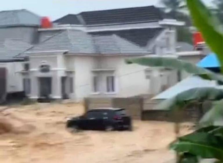 Terlihat luapan air yang terjadi Sabtu sore (10/10/2026) merendam salah satu komplek perumahan di Kota Padang. IST